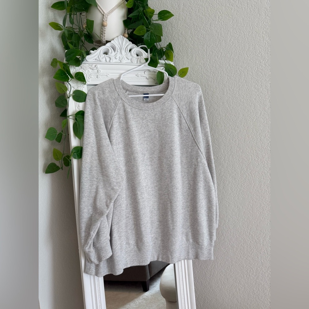 Old Navy women’s oversized sweatshirt - grey